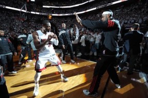 开云体育iOS版下载-德罗巴在热火比赛中比赛局势复杂，最后时刻胜出引发热议！赛场气氛高涨(莎士比亚的奥赛罗)