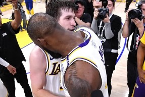 开云体育APP注册登录-浓眉哥重要时刻战术调整，美国队带队取胜！(浓眉哥在nba什么水平)