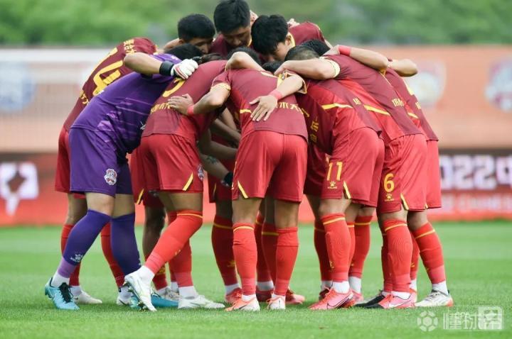 包含三湘暴熊队对阵东海雪豹队，足球总决赛读秒绝平，门将神扑救主——新人首发惊艳的词条